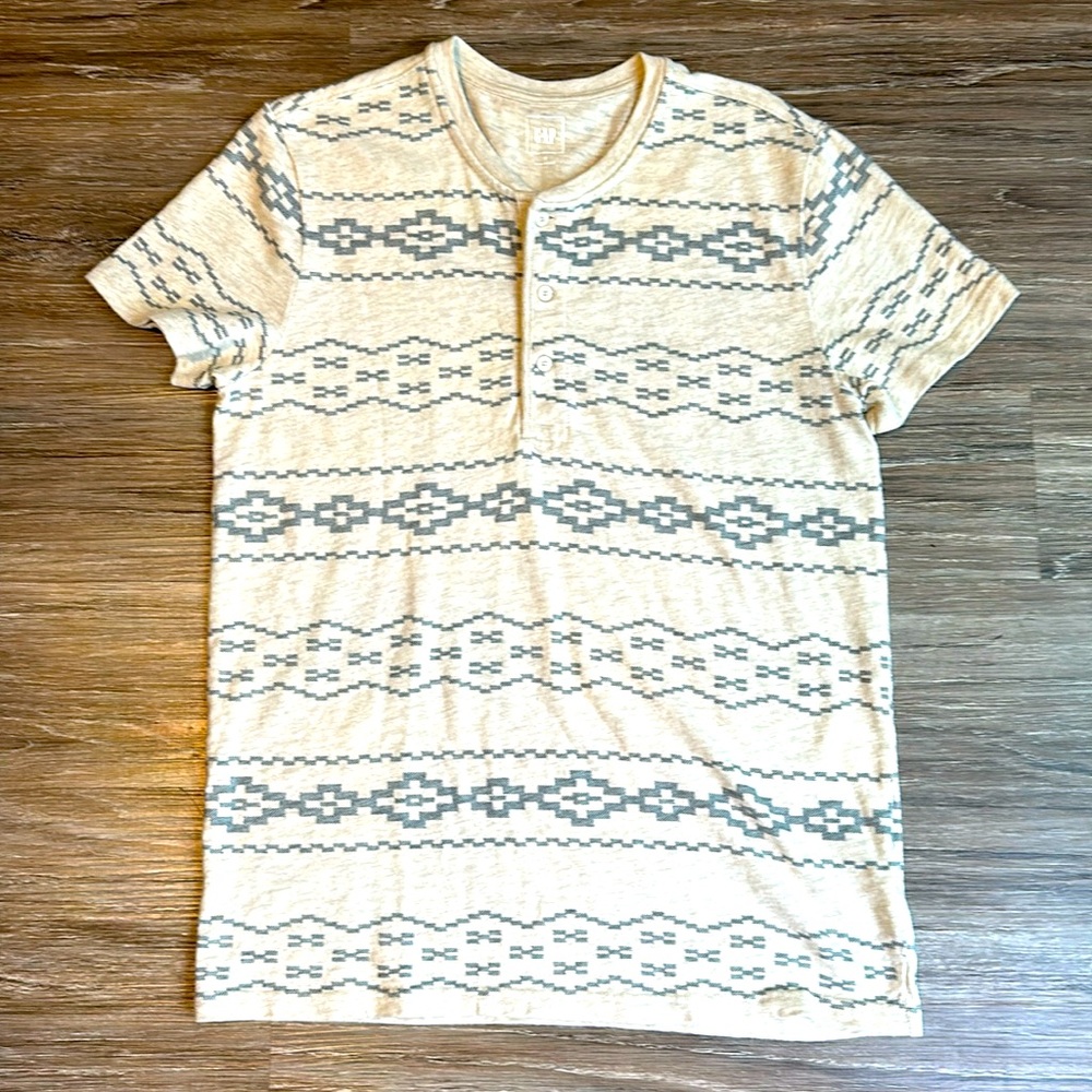 Soft jersey. Short sleeves. Crewneck. Allover Southwestern-print stripes. Size M